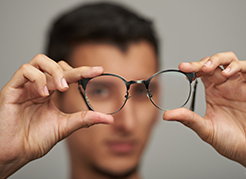 Dr-Roberto-Limongi-Blog-Posso-precisar-de-oculos-apos-a-cirurgia-refrativa-a-laser