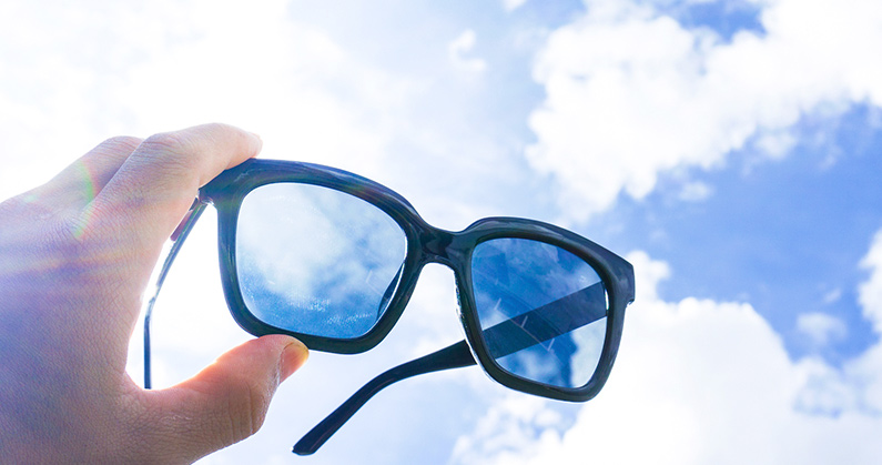 Hospital de Olhos Limongi - Blog - Usar óculos de sol falsificado pode provocar doenças oculares